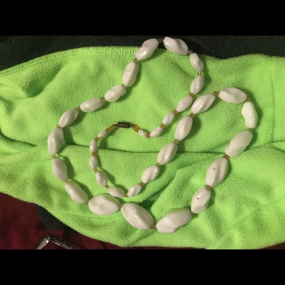 white beaded 18” carved-look acrylic graduated bead size necklace Barbie Vintage - Picture 4 of 4